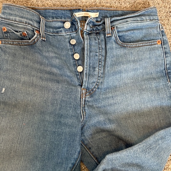 Levi’s Wedgie Skinny Jean with minor distressing - Picture 3 of 3